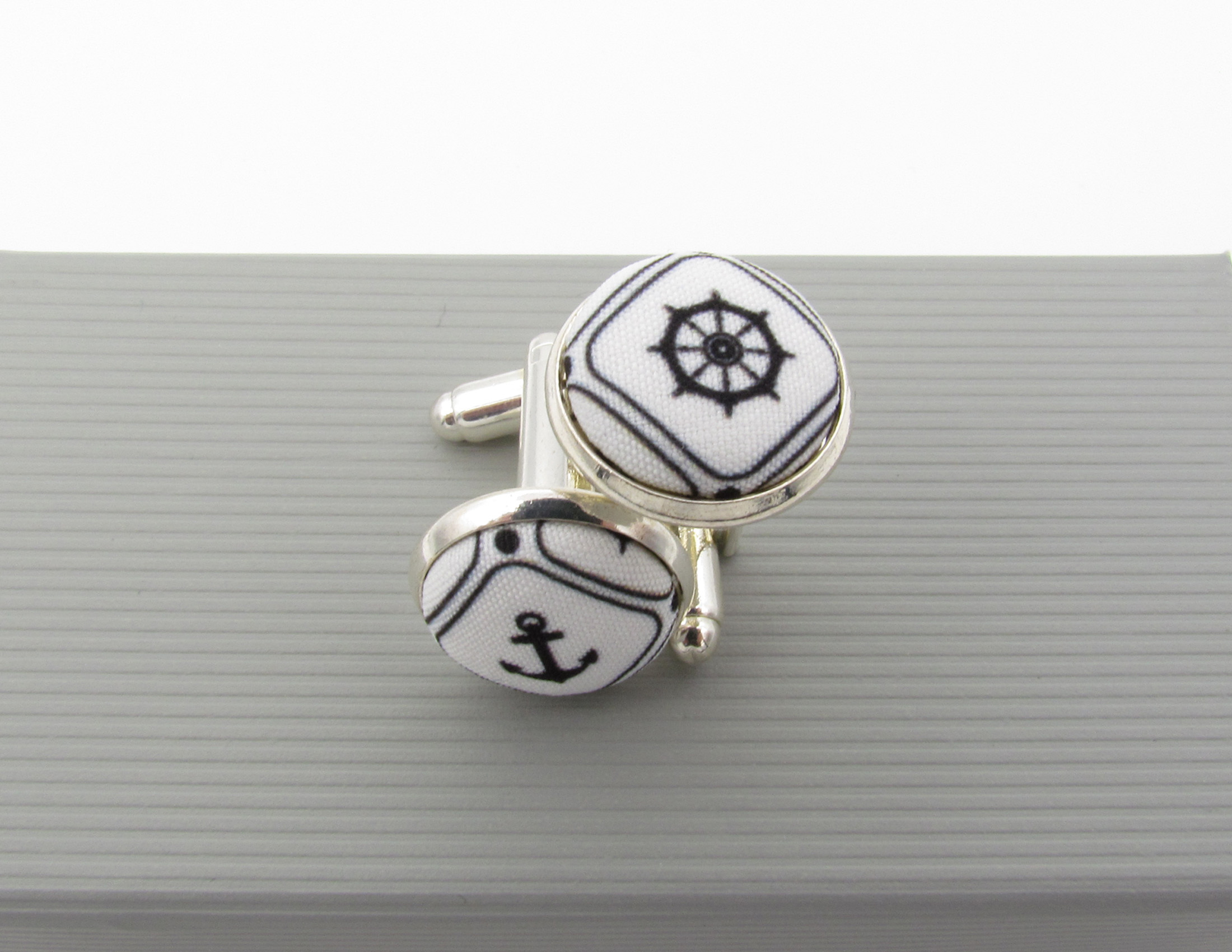 White and Black Nautical Print Bowtie Set - Image 9