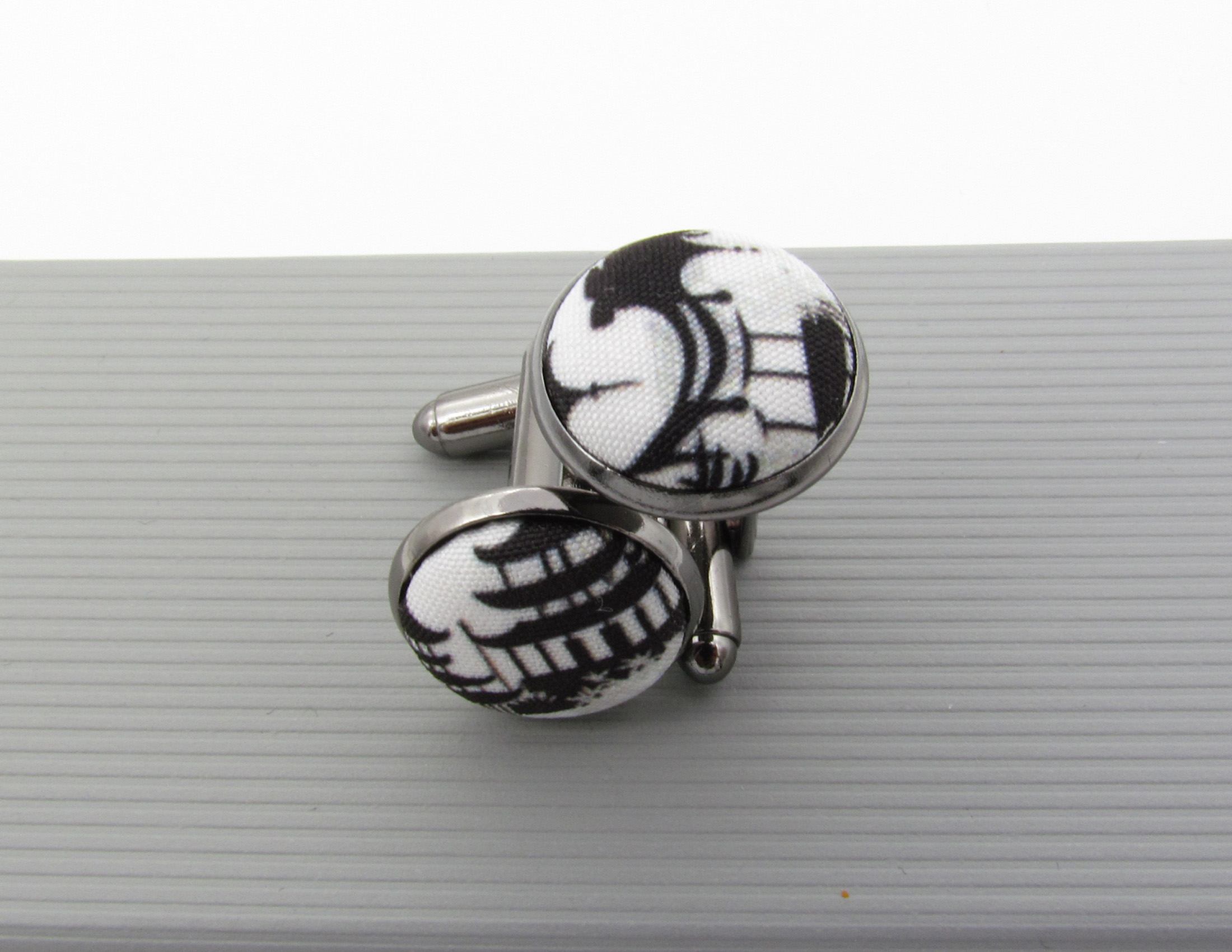 White and Black Chinoiserie Pattern Bowtie Set - Image 11