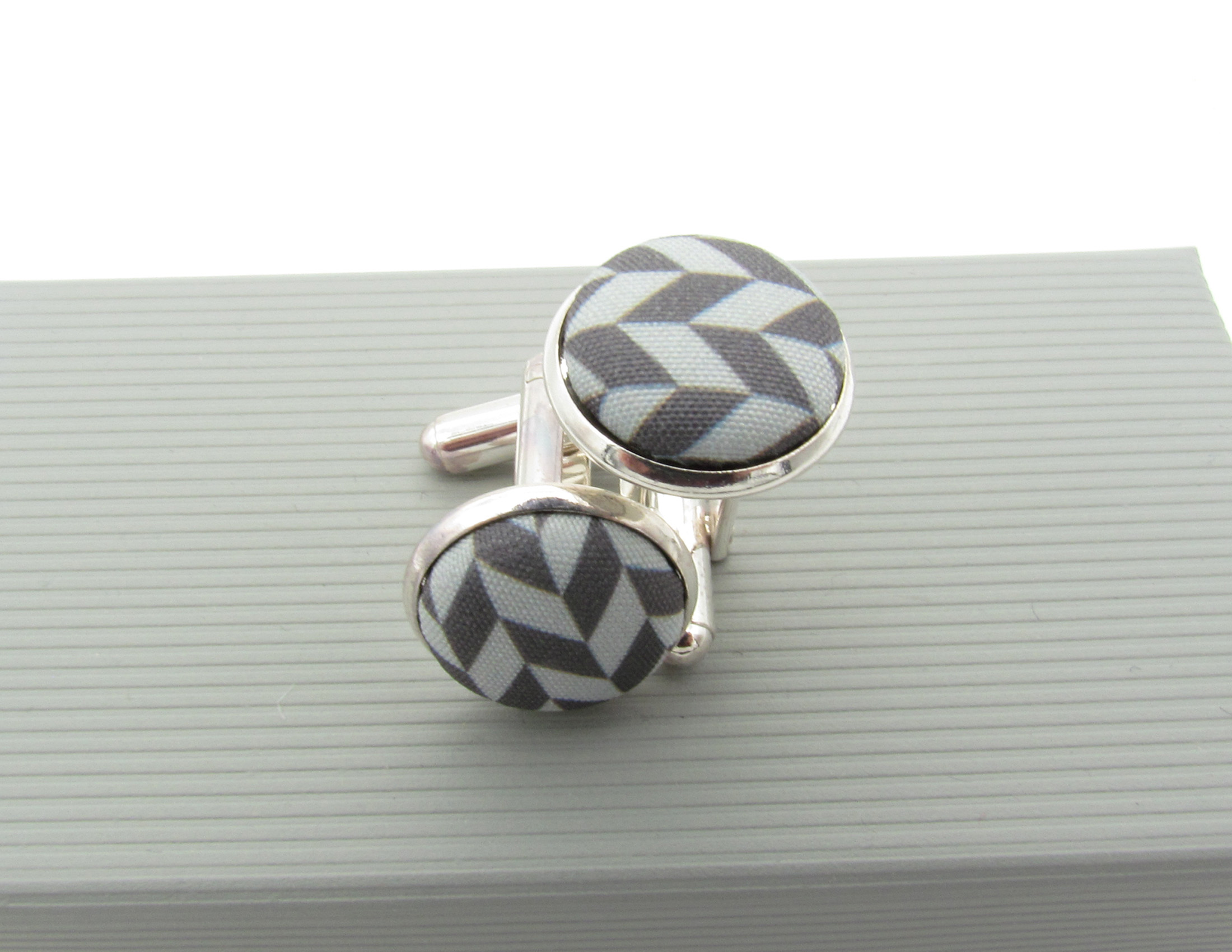 Modern Grey Crosshatch Pattern Bowtie & Cufflinks - Image 8