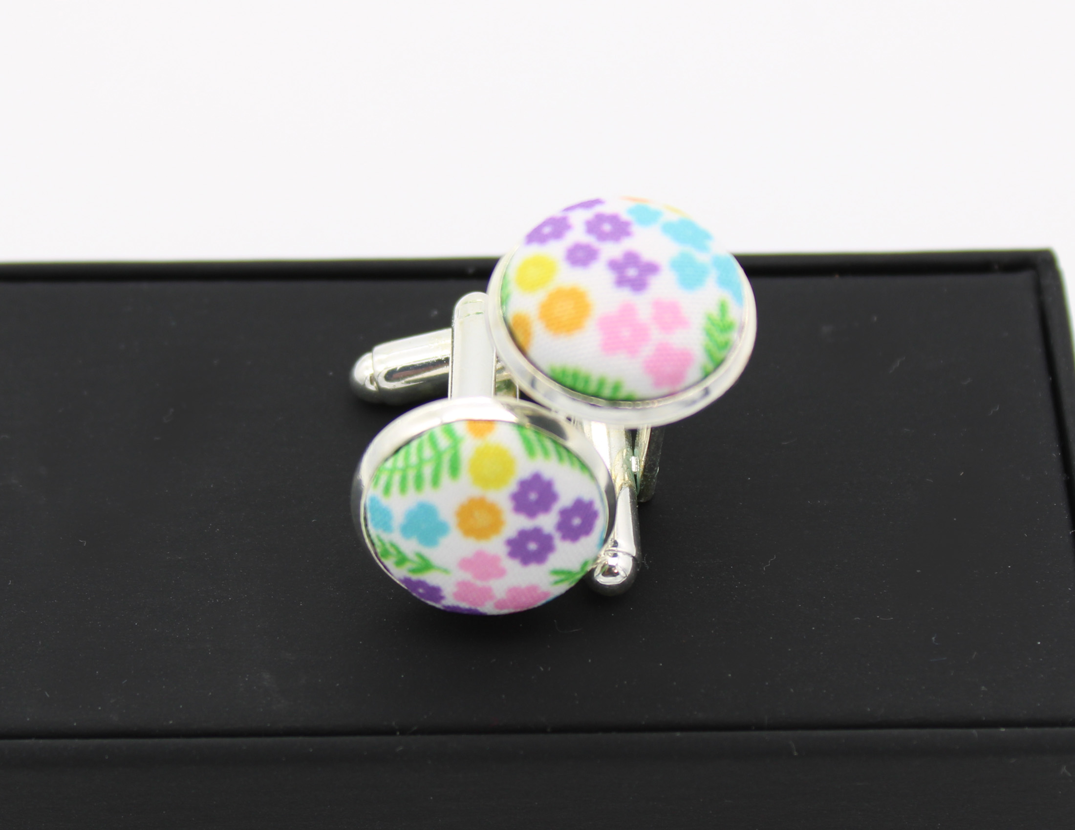 Rainbow Ditsy Flower Print Bowtie Set - Image 10